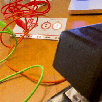 This video shows specifically how the flow of electrcitiy happens on click through the indicator light on the makey being highligted